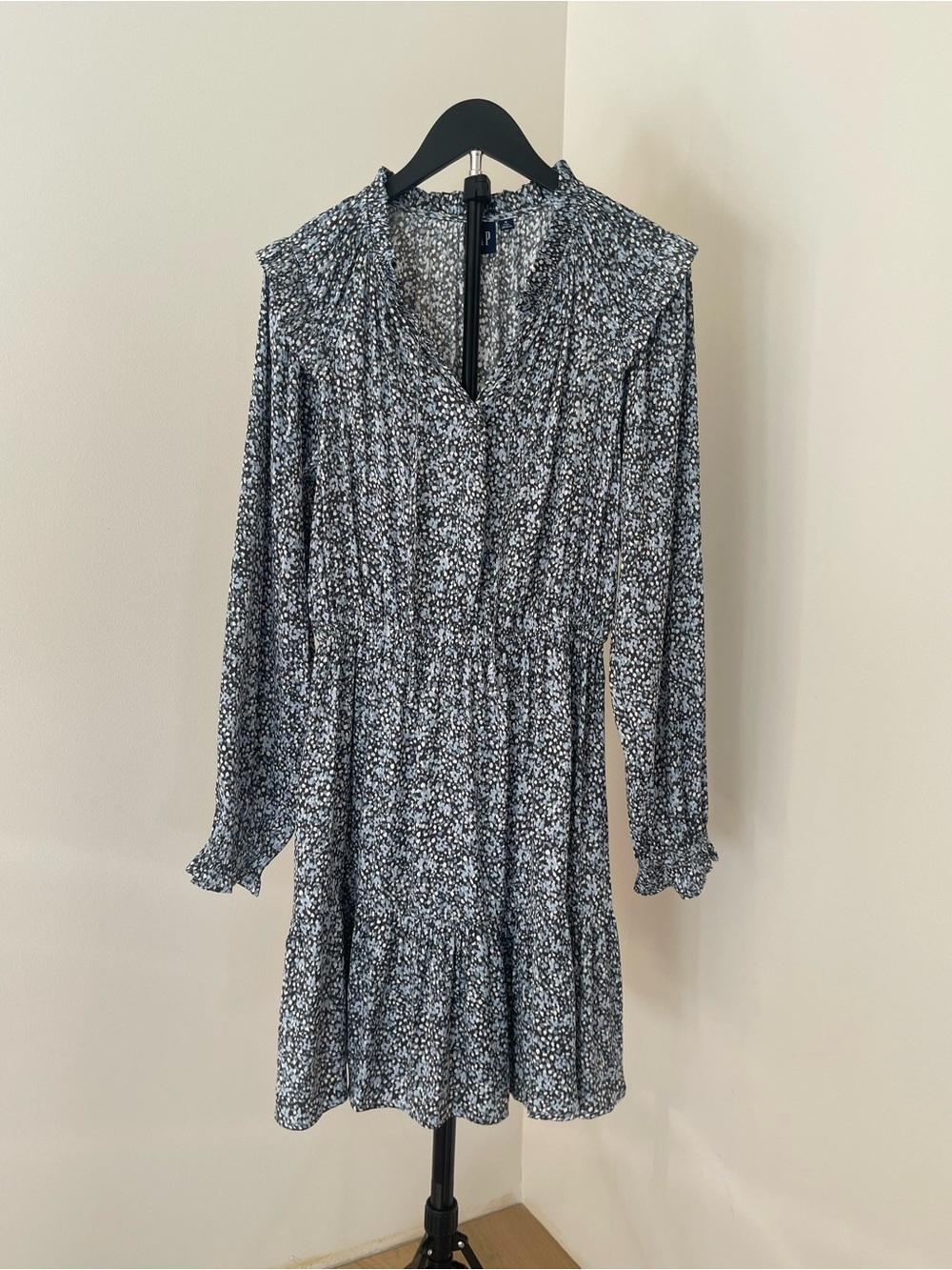 GAP Medium Tall Black and Light Blue Printed Ruffle-Sleeve Blouse